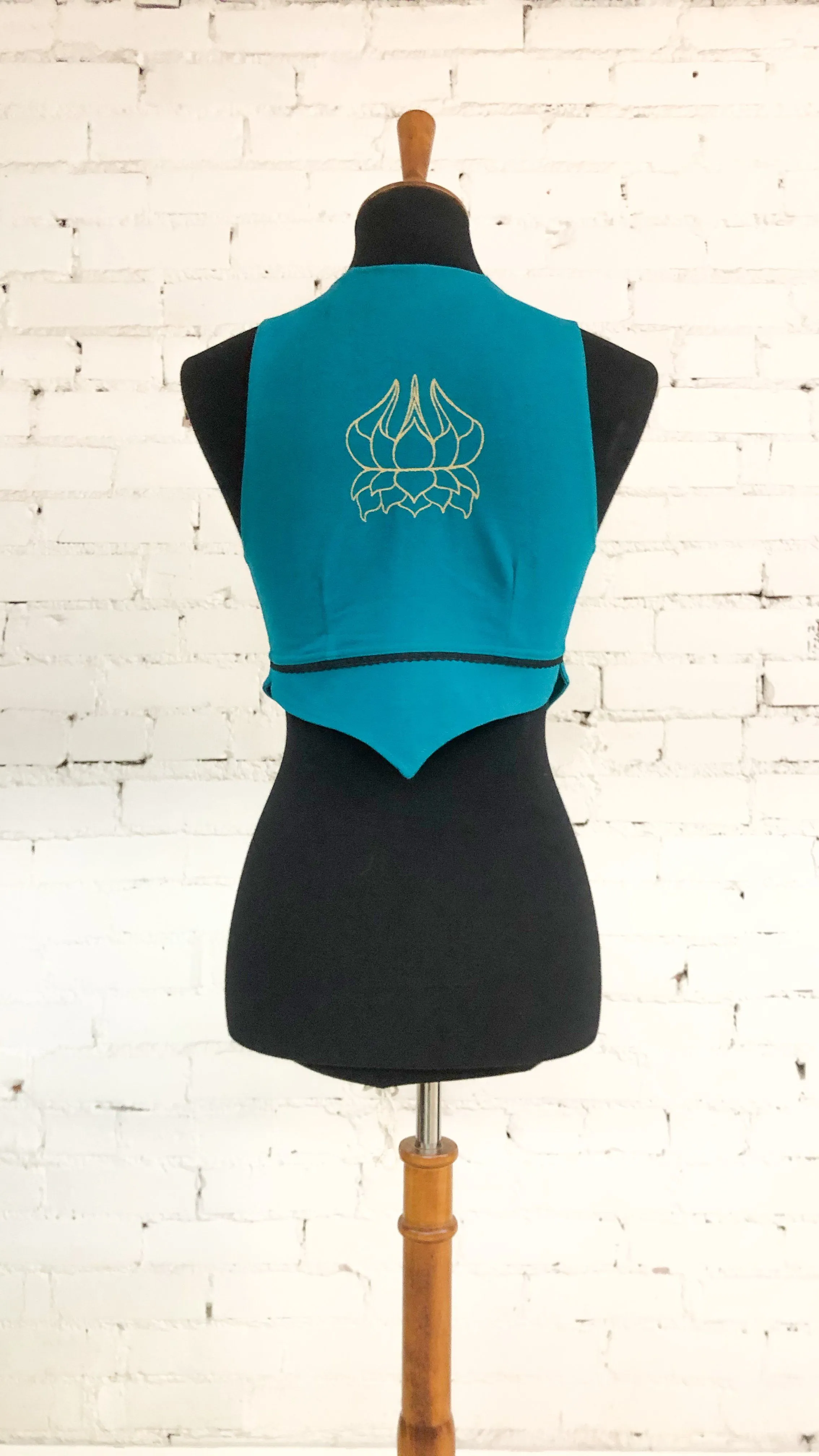 Cropped Lotus Vest