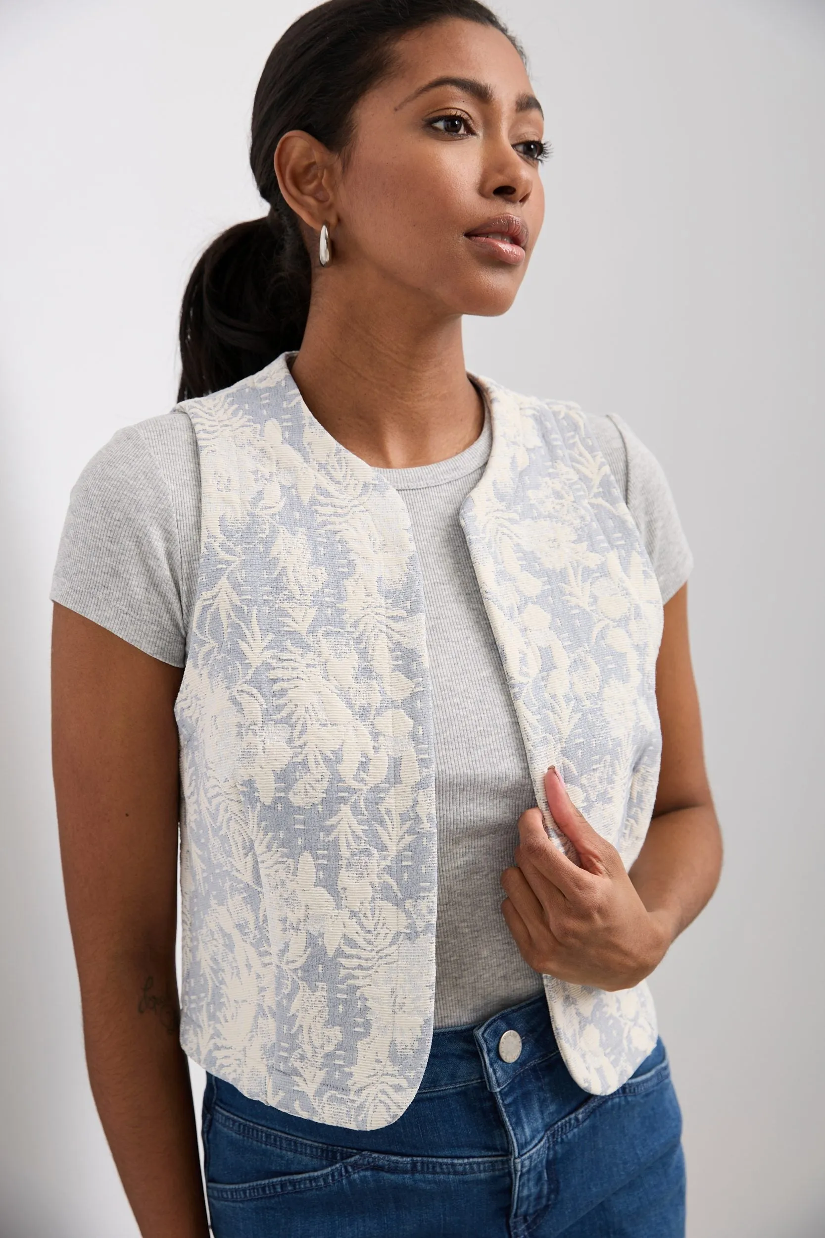 Floral jacquard cropped vest